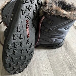 Columbia Women's Black and Gray Winter Boots